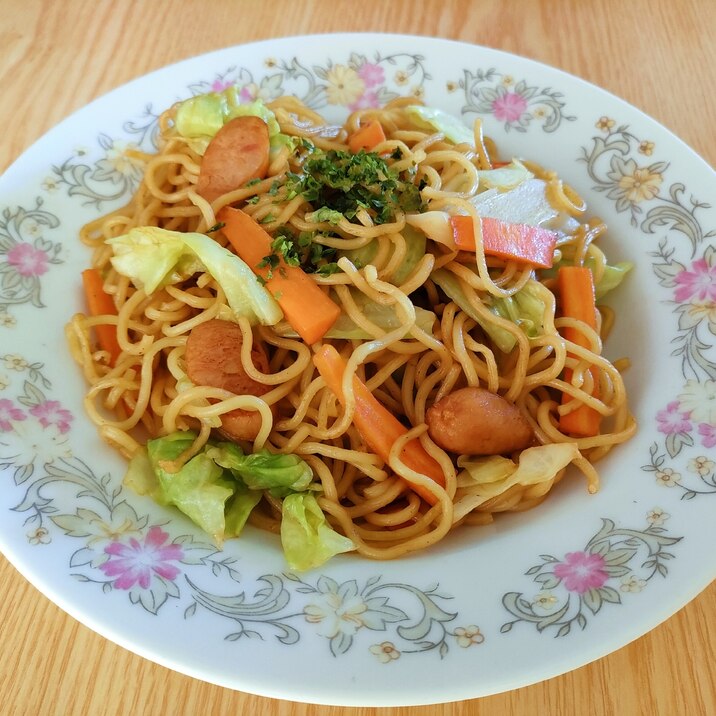 キャベツと人参とウインナーの焼きそば